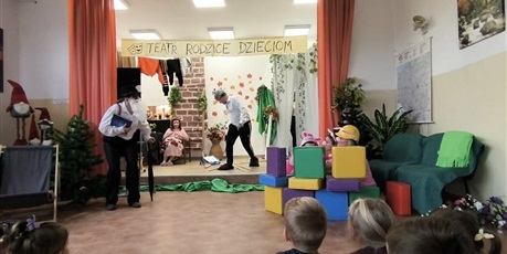 Powiększ grafikę: pasowanie-na-przedszkolaka-i-przedstawienie-trzy-swinki-672920.jpg