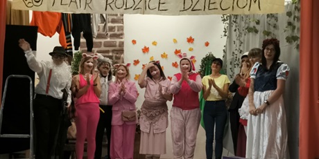 Powiększ grafikę: pasowanie-na-przedszkolaka-i-przedstawienie-trzy-swinki-672921.jpg