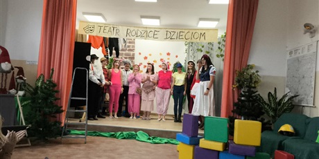 Pasowanie na przedszkolaka i przedstawienie "Trzy świnki"